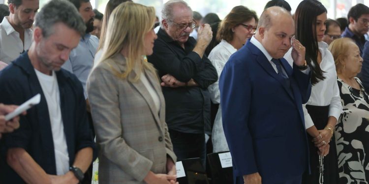 Ibaneis chora ao se despedir do Palácio do Buriti. Veja vídeo