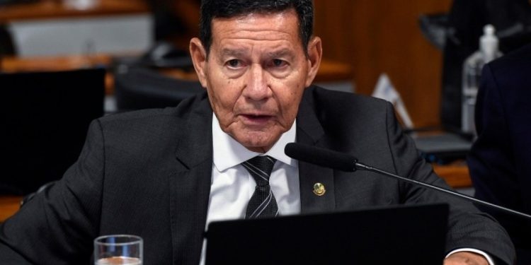 Master: senador Mourão diz que não tem relação com Mourão investigado