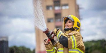 Bombeira que atuou por 30 anos detalha a força feminina no CBMDF. Veja vídeo