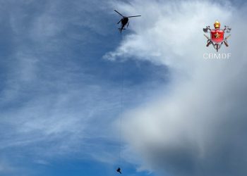 Helicóptero do CBMDF resgata homem que quebrou perna em cachoeira. Veja vídeo