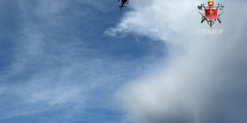 Helicóptero do CBMDF resgata homem que quebrou perna em cachoeira. Veja vídeo