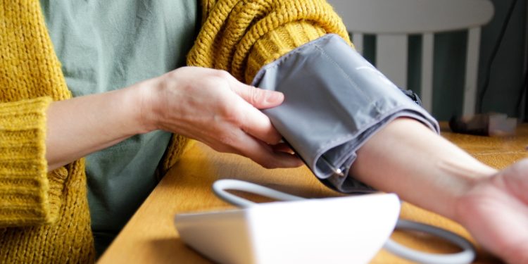 Cardiologista lista 5 hábitos que quem tem pressão alta deve evitar