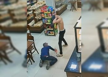 Câmera flagra agressão brutal de homem espancado em padaria no DF. Veja vídeo