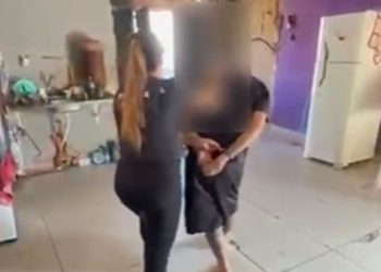 Filha enfrenta pai e impede esfaqueamento da mãe em Luziânia. Veja vídeo