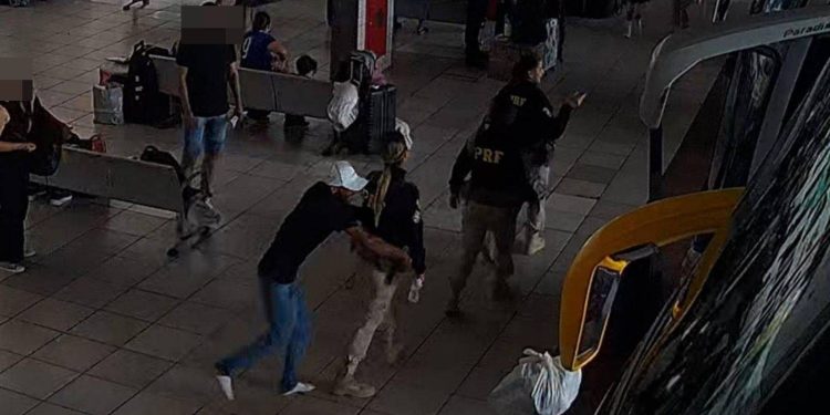 Goiânia: homem é preso ao tentar roubar arma de policial em rodoviária