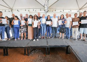 Ibaneis entrega 500 escrituras para casas de famílias do Arapoanga