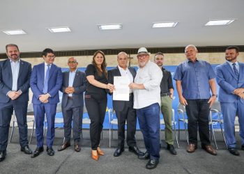 Ibaneis entrega escrituras de regularização a 200 empresas no DF