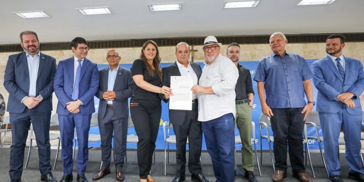 Ibaneis entrega escrituras de regularização a 200 empresas no DF