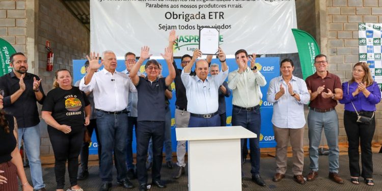 Ibaneis entrega documento de concessão de uso a produtores Lago Oeste