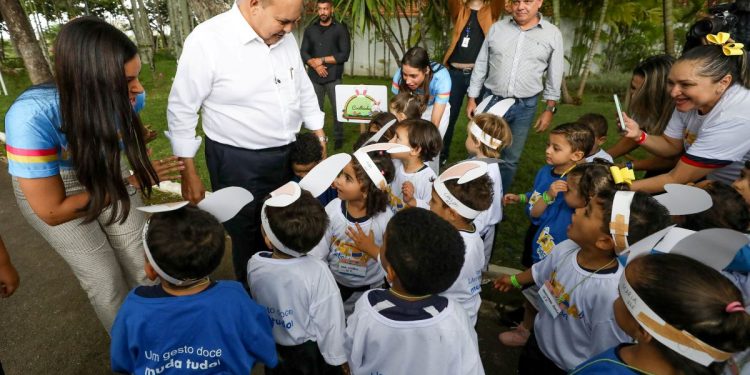 Páscoa solidária reúne mais de 300 crianças em ação promovida pelo GDF. Veja vídeo