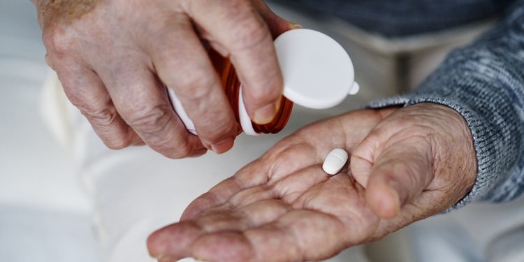 Medicamento usado em pacientes com demência pode aumentar risco de AVC