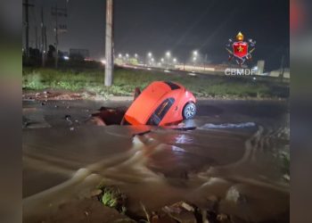 Carro cai em vala no Setor O, na marginal de acesso à BR-070