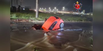Carro cai em vala no Setor O, na marginal de acesso à BR-070