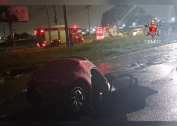 Veja o momento em que carro cai em vala na Expansão do Setor O. Vídeo