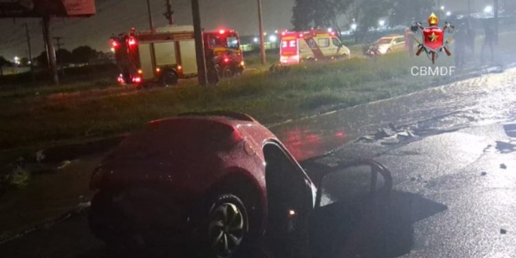 Veja o momento em que carro cai em vala na Expansão do Setor O. Vídeo