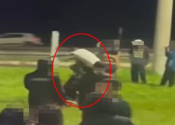 Jovem é esfaqueado e agredido com socos e “pisões” enquanto grupo observa. Veja vídeo