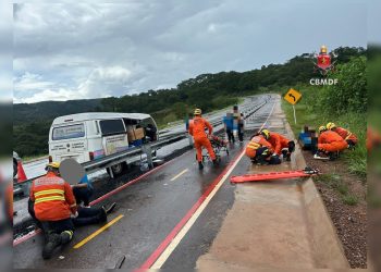 Duas pessoas ficam feridas após kombi bater em mureta no DF