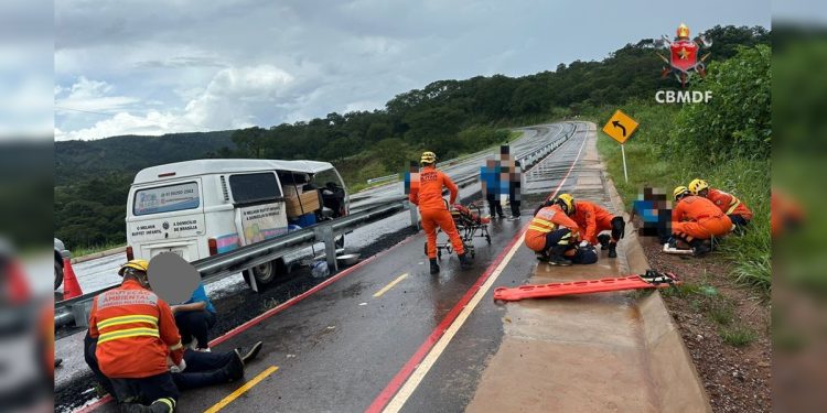 Duas pessoas ficam feridas após kombi bater em mureta no DF