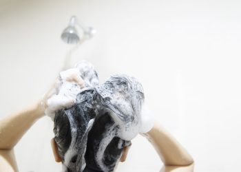 Lavar o cabelo diariamente piora a caspa? Especialista responde