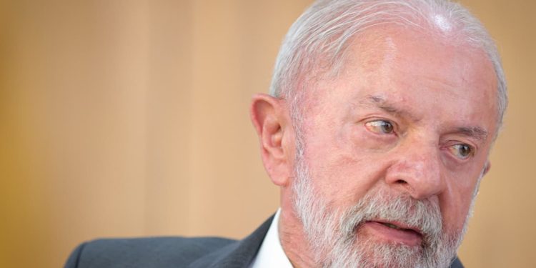 Deputado envia carta para Lula após aumento no valor da gasolina no DF