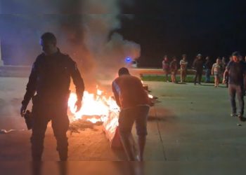 Fogo em pneus: sem luz, moradores protestam e fecham via Estrutural. Veja vídeo
