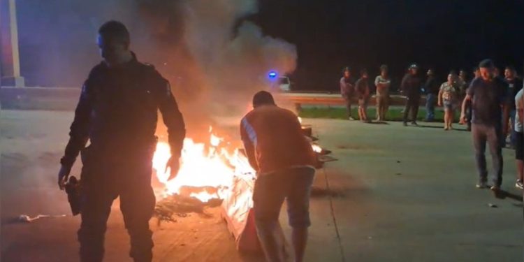 Fogo em pneus: sem luz, moradores protestam e fecham via Estrutural. Veja vídeo