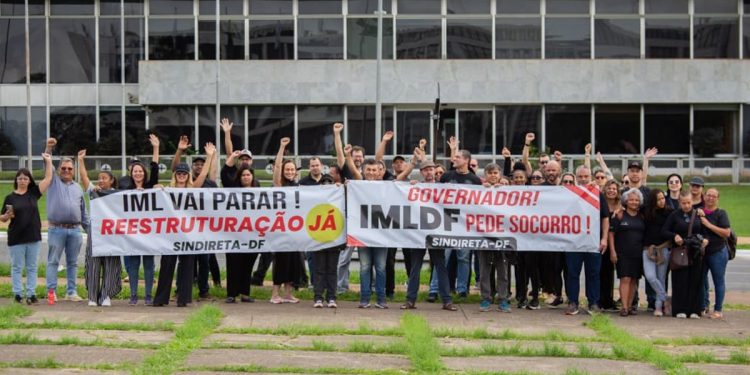 Greve no IML: servidores fazem ato por reestruturação da carreira. Veja vídeo