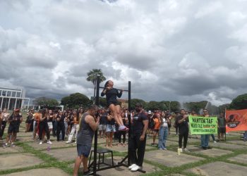 TAF dos bombeiros: candidatas fazem barra em praça contra decisão. Veja vídeo