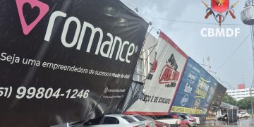 Fachada de comércio desaba durante temporal no DF e atinge 7 carros. Veja vídeo