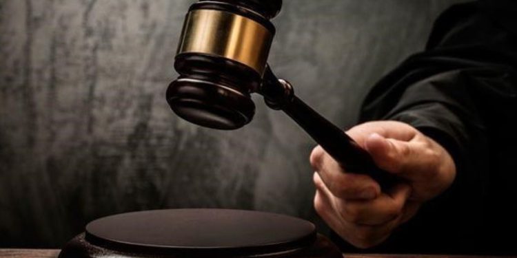 Mulher é presa por engano após ser confundida com irmã gêmea