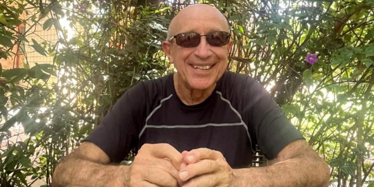 Aos 80 anos, médico intensivista segue na ativa: “Vivo com equilíbrio”