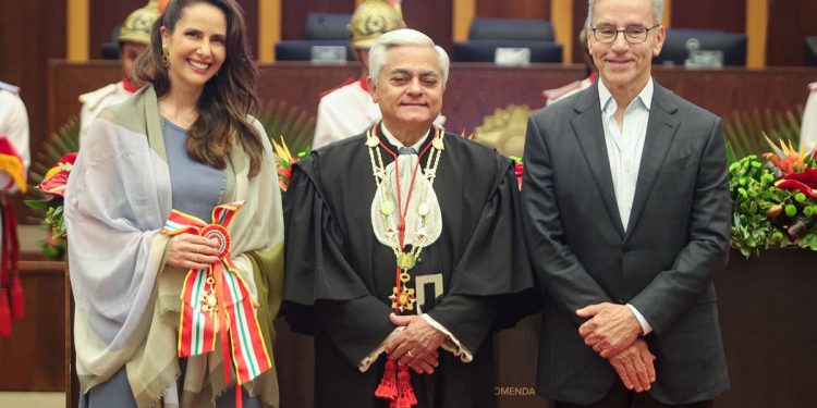 Metrópoles é homenageado com medalha da Ordem do Mérito Judiciário do DF