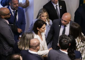 Michelle Bolsonaro assiste posse de Celina Leão da primeira fileira