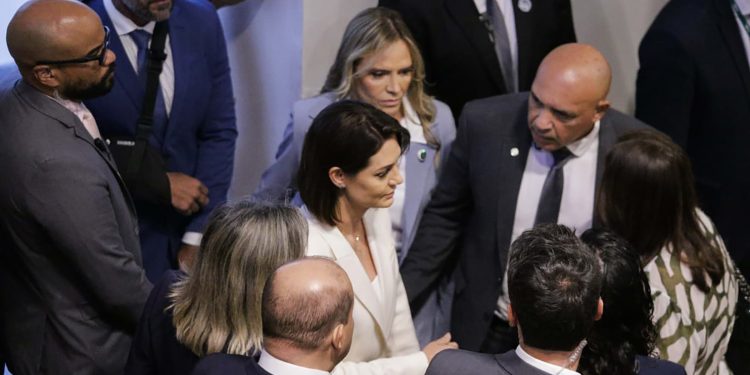 Michelle Bolsonaro assiste posse de Celina Leão da primeira fileira