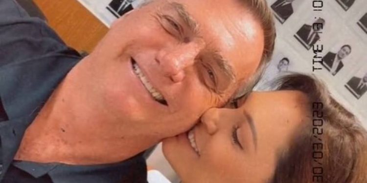 Michelle se manifesta sobre prisão domiciliar de Bolsonaro