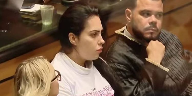 Caso Henry: Monique usa camiseta com foto do filho durante julgamento