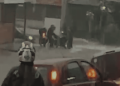 Motociclista escapa por pouco de ser arrastado por enxurrada durante temporal. Veja vídeo