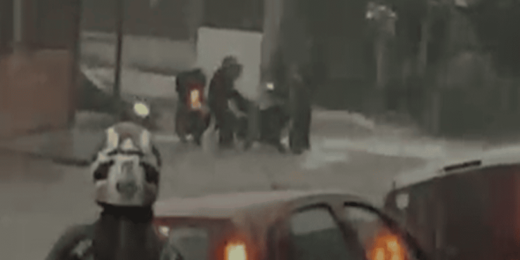 Motociclista escapa por pouco de ser arrastado por enxurrada durante temporal. Veja vídeo