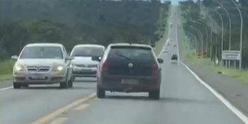 Bêbado, motorista anda em zigue-zague e quase causa acidente no DF. Veja vídeo