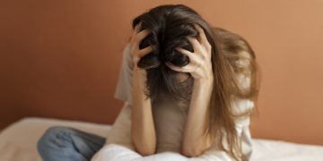 Entenda como a enxaqueca em mulheres pode aumentar o risco de AVC