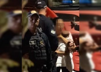 Homem que fez bebê e esposa reféns por 5h passa por audiência de custódia. Veja vídeo