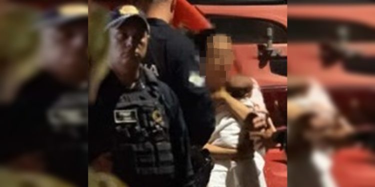 Homem que fez bebê e esposa reféns por 5h passa por audiência de custódia. Veja vídeo