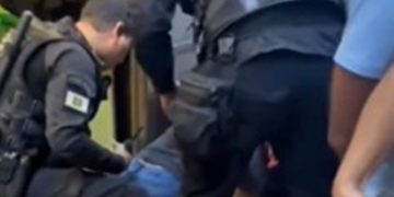 Mulher cai e fica presa em vão entre trem e plataforma do Metrô. Veja vídeo