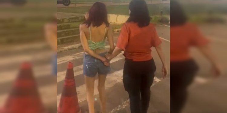 “Cabelo de fogo” queima irmã com óleo quente ao descobrir talaricagem. Veja vídeo