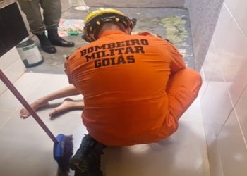 Assista ao resgate de mulher que caiu do 3º andar durante cárcere. Veja vídeo