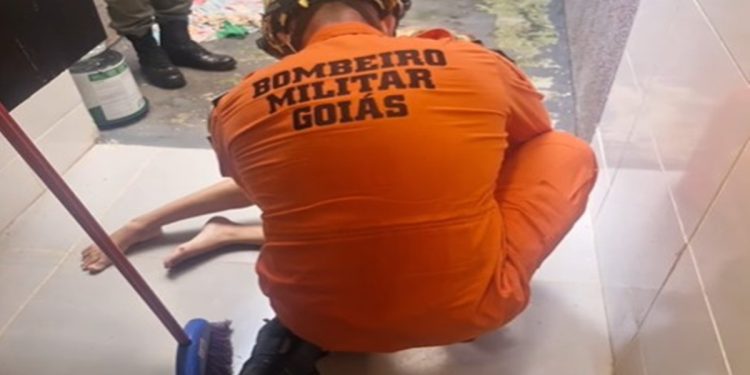 Assista ao resgate de mulher que caiu do 3º andar durante cárcere. Veja vídeo