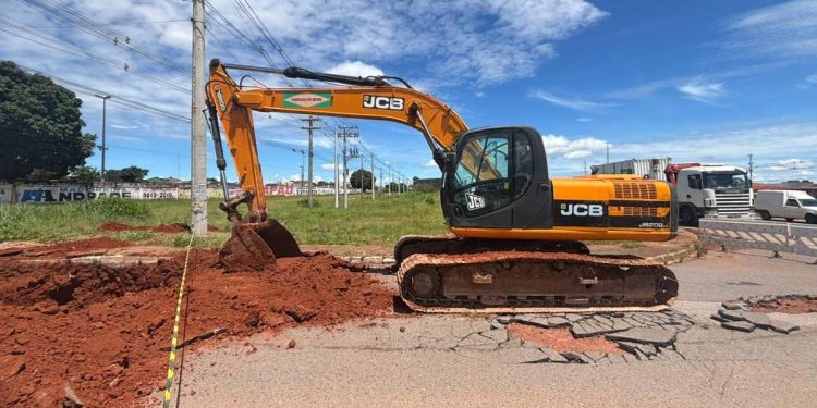 Após carro afundar em cratera, GDF mobiliza mutirão em Ceilândia