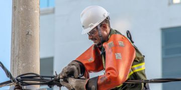 Poda de árvores deixa quadras de duas regiões sem energia nesta 5ª