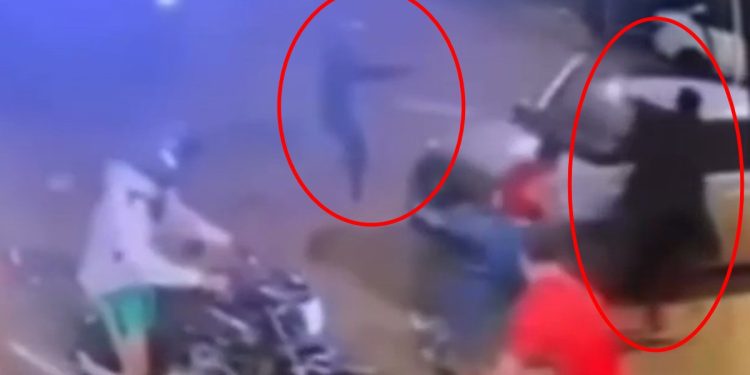 Câmera flagra momento em que homens são cercados e executados em carro. Veja vídeo