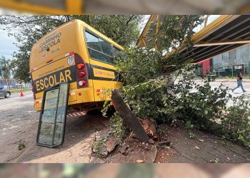 Alunas feridas em acidente com ônibus escolar iam para jogo de vôlei